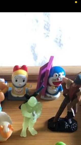 Dos figuras dorami y puerta doraemon