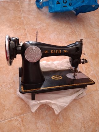 Maquina de coser antigua alfa
