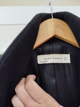 Abrigo Zara negro talla S