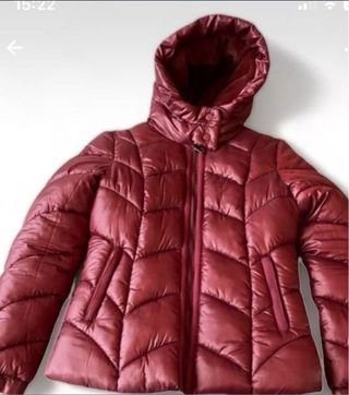 Cazadora acolchado con  capucha Burgundy
