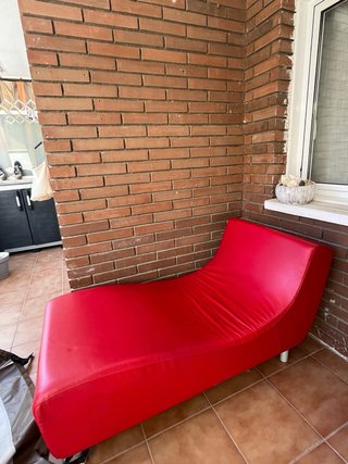 Sofá chaise longue rojo, reliquia italiana
