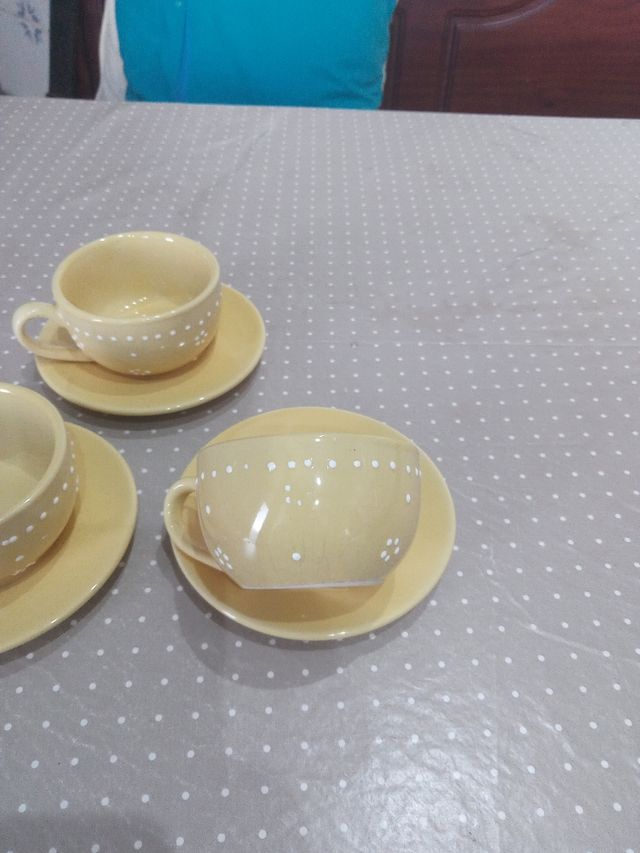 3 tazas de cafe con plato