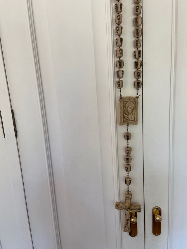 Rosario colgar pared resina antiguo 130cm. 