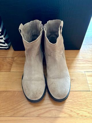 Botines de serraje beige. 38. Zara