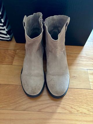 Botines de serraje beige. 38. Zara