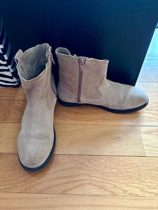 Botines de serraje beige. 38. Zara