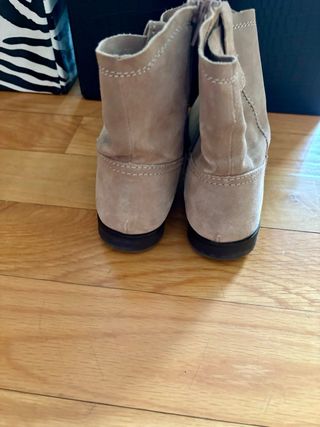 Botines de serraje beige. 38. Zara