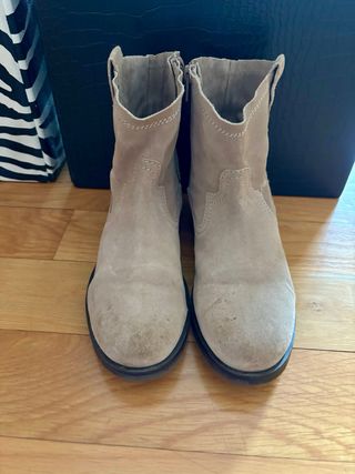 Botines de serraje beige. 38. Zara