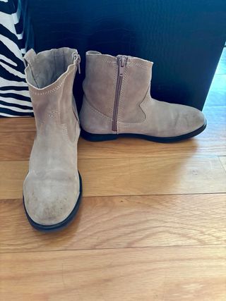 Botines de serraje beige. 38. Zara