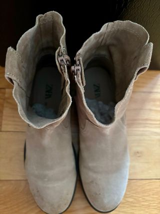 Botines de serraje beige. 38. Zara
