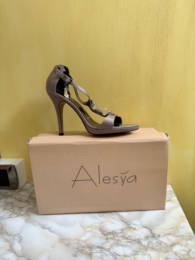 scarpe da donna con tacchi e swarovski