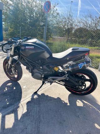 Moto ducati monster 696