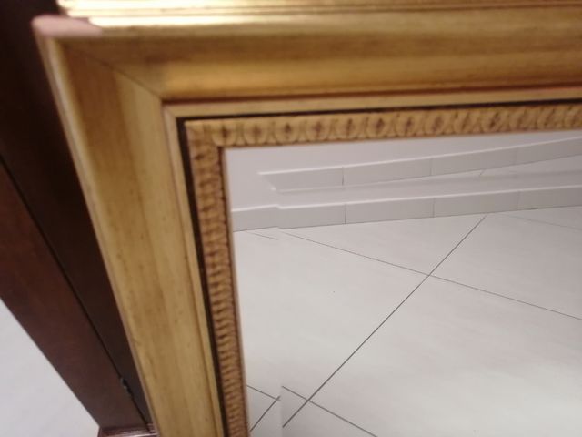 Specchio con cornice in legno dorato