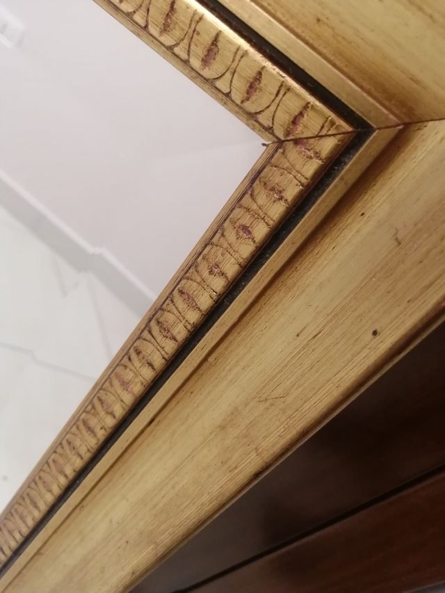 Specchio con cornice in legno dorato