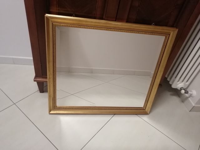 Specchio con cornice in legno dorato