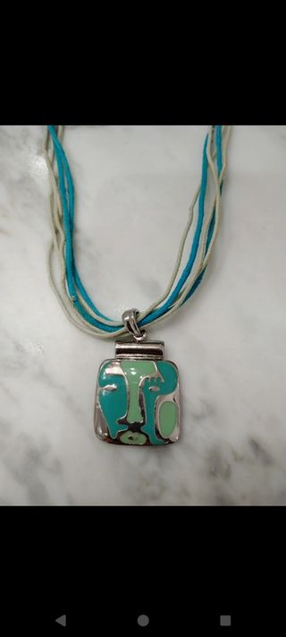 Conjunto de colgante y pendientes