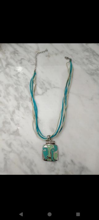 Conjunto de colgante y pendientes