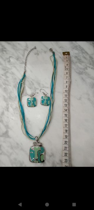 Conjunto de colgante y pendientes