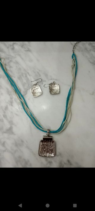 Conjunto de colgante y pendientes