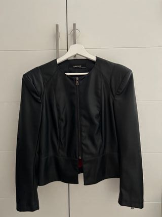 cazadora negra de Zara