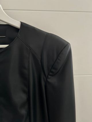 cazadora negra de Zara