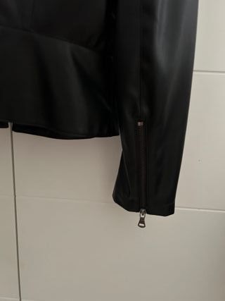 cazadora negra de Zara