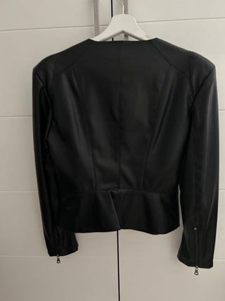 cazadora negra de Zara