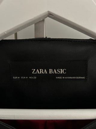 cazadora negra de Zara