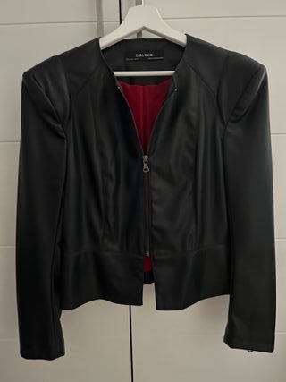 cazadora negra de Zara