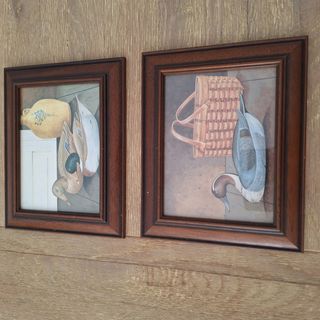 Dos cuadros enmarcados en madera