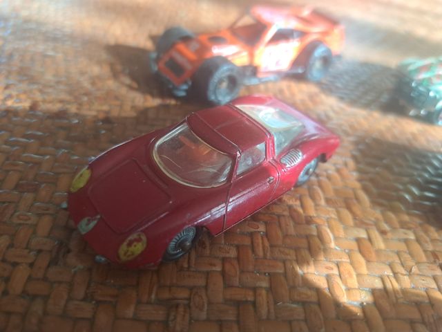 Vecchio parcheggio per auto giocattolo