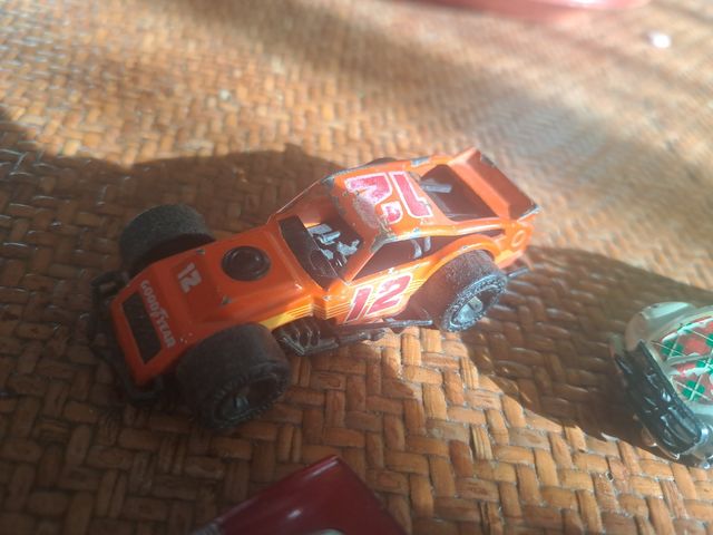 Vecchio parcheggio per auto giocattolo