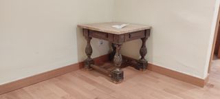 Mesa antigua. Medidas: 48cmx48cm y 43cm de alto