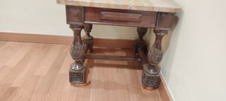Mesa antigua. Medidas: 48cmx48cm y 43cm de alto