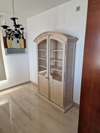 VITRINA BLANCA PATINADA ESTILO PROVENZALPINOMACIZO