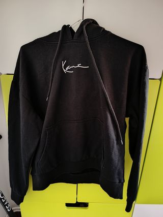 Sudadera negra con capucha unisex..