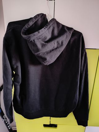 Sudadera negra con capucha unisex..