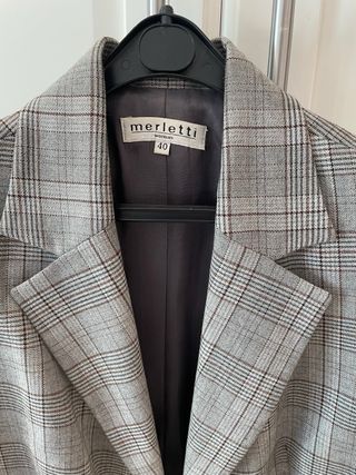 Americana de gris con hilo plata