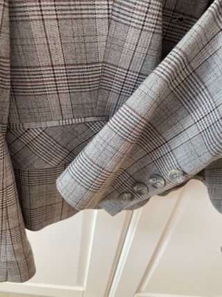 Americana de gris con hilo plata