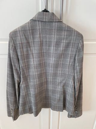 Americana de gris con hilo plata