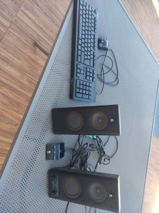 ALTAVOCES Y TECLADO