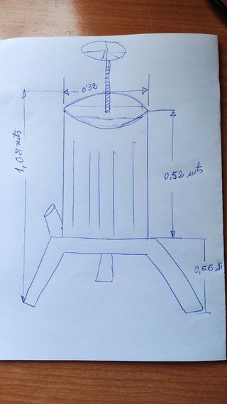 Prensa de uvas artesanal y aceitunas.