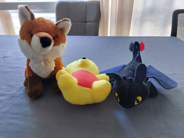 Peluches de oso, de zorro, de dragón
