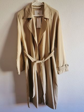 Gabardina de chica talla L de Mango nueva.