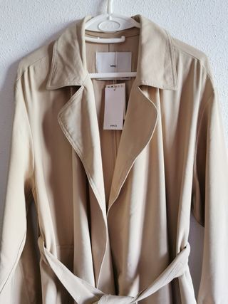 Gabardina de chica talla L de Mango nueva.