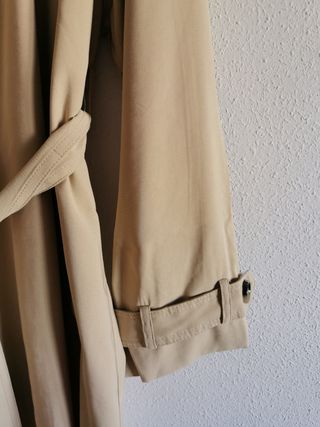 Gabardina de chica talla L de Mango nueva.