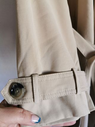 Gabardina de chica talla L de Mango nueva.