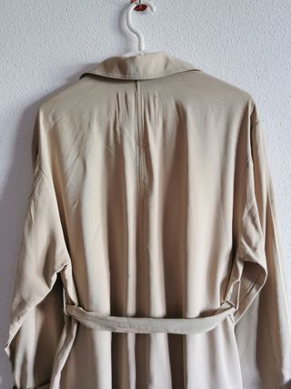 Gabardina de chica talla L de Mango nueva.