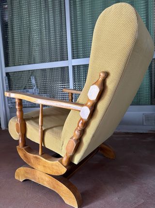 Mecedora en color amarillo con madera