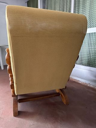 Mecedora en color amarillo con madera